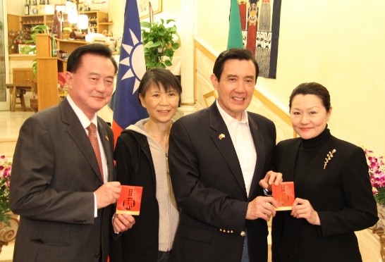 The presidential couple gives a traditional Chinese “red envelope” of the Year of the “little dragon” to both Ambassador and Mrs. Larry Wang.