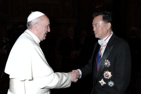 Ambassador Larry Wang shakes hands with Pope Francis and talks to him in Spanish.