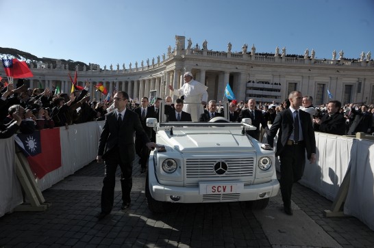 Pope Francis greets Taiwanese pilgrims and faithful who are waving the ROC flag.