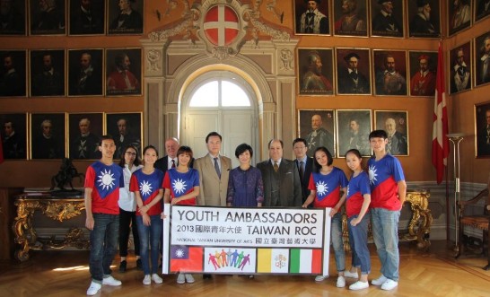 Ambassador Larry Wang (6th from left) with Prof. Zhao-Shun Zeng (6th from right), Ambassador Zuccoli (5th from right), Dr. Franco Lazzaro (4th from left) and the Youth Ambassadors inside the gallery of portraits of the main personalities and Grand Masters of the Order.