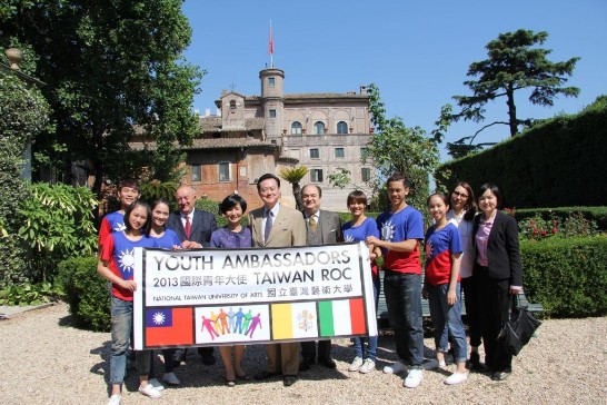 Ambassador Larry Wang (6th from left), Prof. Zhao-Shun Zeng (5th from left) Ambassador Zuccoli (6th from right), Dr. Franco Lazzaro (4th from left) and the Youth Ambassadors in front of the Magistral Villa.