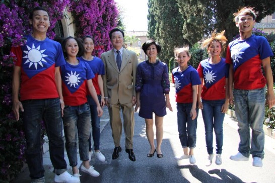Ambassador Larry Wang (4th from left) and Prof. Zhao-Shun Zeng (4th from right) with the Youth Ambassadors inside the beautiful garden of the Order on the Aventine Hill.
