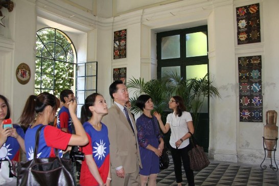 Ambassador Larry Wang (3rd from right) and the Youth Ambassadors listen to the tour guide’s explanations. 