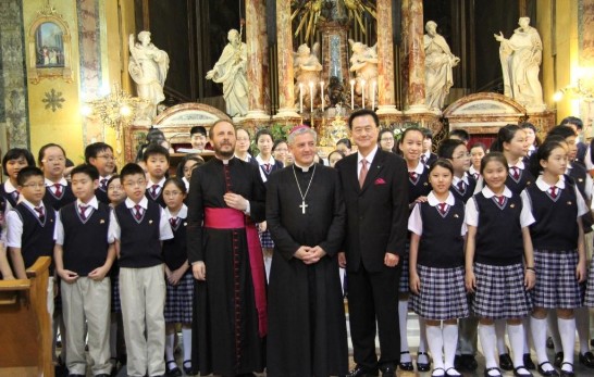 Ambassador Larry Wang (right), Bishop of Bayonne H.E. Marc Aillet (middle) and Msgr. Martin Vivies (left) surrounded by the members of the Fu-Hsing Private School after the concert. 