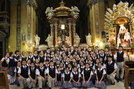 Ambassador Larry Wang (middle, last row), Bishop of Bayonne H.E. Marc Aillet (5th from left, last row) and Msgr. Martin Vivies (2nd from left, last row) pose with the members of the Fu-Hsing Private School after the concert.