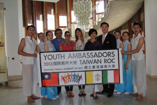 Ambassador Larry Wang (4th from right), Prof. Zhao-Shun Zeng (5th from right) and Prof. Dell’Orto (4th from left) stand with the Youth Ambassadors inside the Center for Chinese Studies. 