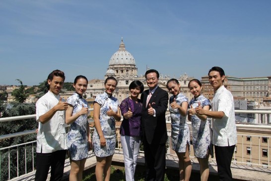 Ambassador Larry Wang (4th from right) and Prof. Zhao-Shun Zeng (5th from right) happily pose with the Youth Ambassadors showing their thumb up. 