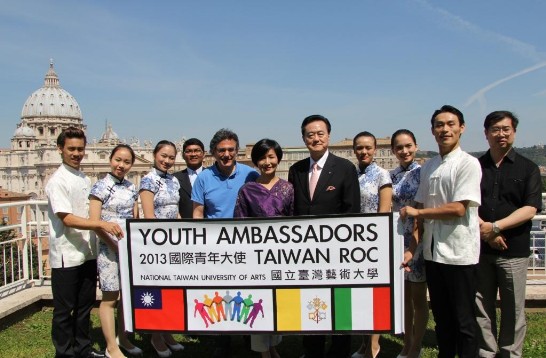 Ambassador Larry Wang (5th from right), Prof. Zhao-Shun Zeng (6th from right) and Prof. Dell’Orto (5th from left) are surrounded by the Youth Ambassador on the terrace of the Pontifical Urbaniana University.