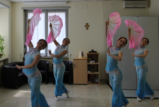 A moment of the beautiful traditional dance performed by the four female students of the Dance Department of National Taiwan University of Arts at the Center for Chinese Studies. 