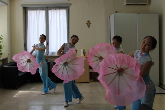 Graceful and flowing movements performed by the four female students of the Dance Department of National Taiwan University of Arts accompanied by big colorful flowers.