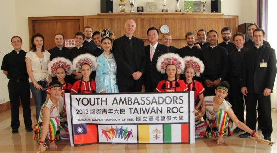 Group picture with Ambassador Larry Wang (2nd row, middle), who stands next to Fr. Timothy McKeown, Prof. Zhao-Shun Zeng, the Youth Ambassadors and part of the College’s seminarians.
