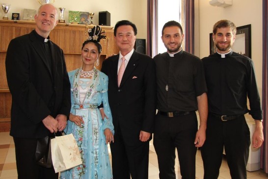 Ambassador Larry Wang (middle) with Fr. Timothy McKeown (1st from left), Prof. Zhao-Shun Zeng (2nd from left) and two seminarians. 