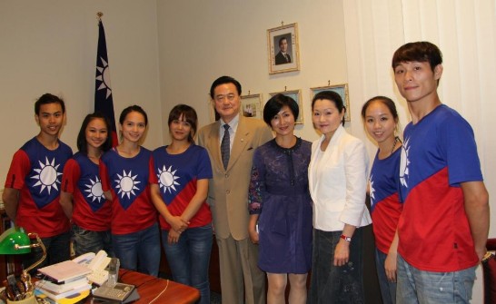 Ambassador and Mrs. Larry Wang (5th and 3rd from right), Prof. Zhao-Shun Zeng (4th from right) and the Youth Ambassadors pose inside the ROC Chancery. 