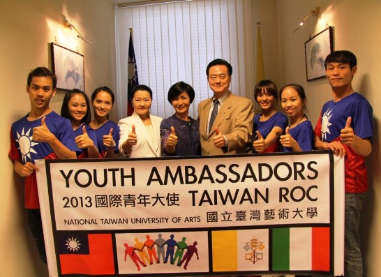 Ambassador and Mrs. Larry Wang (5th and 3rd from right), Prof. Zhao-Shun Zeng (4th from right) and the Youth Ambassadors happily show their thumbs up for the brilliant results obtained. 