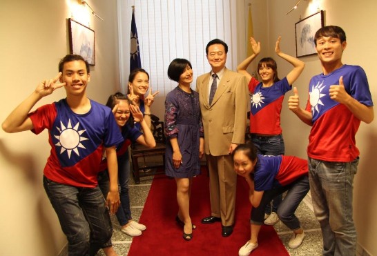 Ambassador Larry Wang (4th from right) and Prof. Zhao-Shun Zeng (4th from left) are surrounded by the Youth Ambassadors trying different positions. 