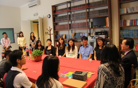 Ambassador Larry Wang (right) talks to the members of the delegation.