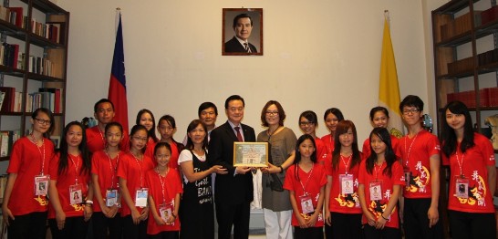 Ambassador Larry Wang (middle) with directors and group leaders Mrs. Shu-Mei Wang (on Ambassador’s right) and Ms. Fu-Mei Chiang(on Ambassador’s left)