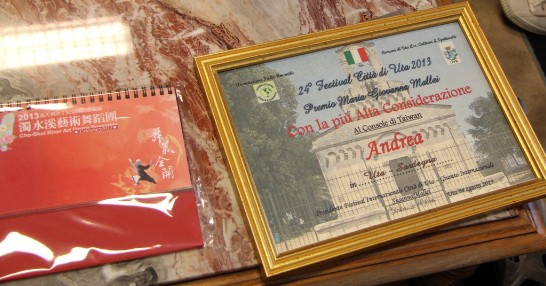 Images of the certificate for “Best Performance” awarded to the two Taiwanese dancing troupes (right) as well as a personal calendar of the dancing troupes (left)