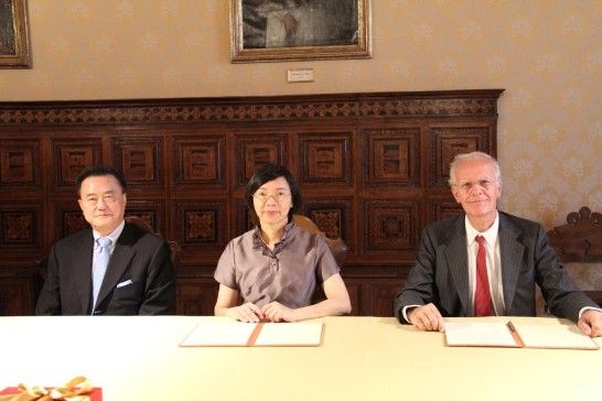 Amb. Wang (left) with Director-general Tseng (middle) and Dr. Piazzoni (right) before the signature of the agreement.