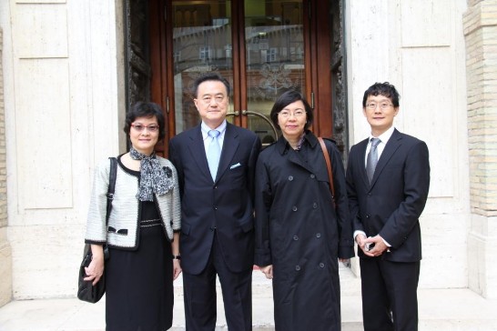 Amb. Larry Wang (2nd from left) with Director-general Tseng (2nd from right) and her two colleagues from NCL.