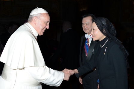 Ambassador and Mrs. Larry Yu-yuan Wang shake hands with Pope Francis.
