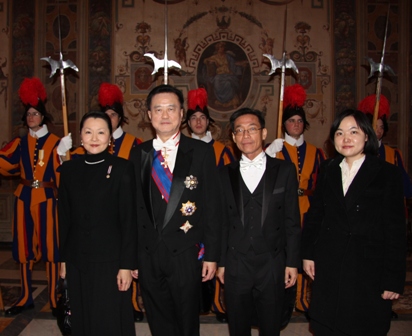 Ambassador and Mrs Larry Yu-yuan Wang (2nd and 1st from left) with the Embassy staff.