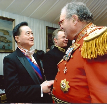 After the audience, Ambassador Larry Yu-yuan Wang shake hands the the Grand Master of the Order, Fra’ Matthew Festing. 