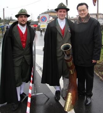 Before the start of the race, Ambassador Larry Wang (1st from right) poses with two men dressed in traditional clothing in charge of firing the ancient cannon to give the signal to start the race.