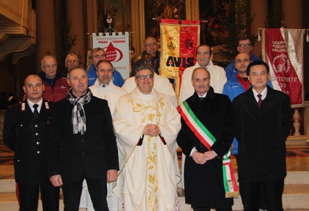 Soon after the Mass, Ambassador Larry Wang (1st from right) poses with Mayor of Monteforte Carlo Tessari (2nd from right), the parish priest of Monteforte, and other civil authorities.