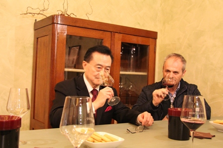Ambassador Larry Wang (1st from left) smells the aroma and flavour of the Amarone wine.