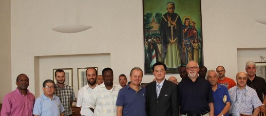 Amb. Wang (middle) with Superior General Fr. Camerlengo (6th from left), Deputy Superior General Fr. Dietrich Pendawazima (5th from left), Counsellor General Fr. Ugo Pozzoli (3rd from right) and a group of missionaries.