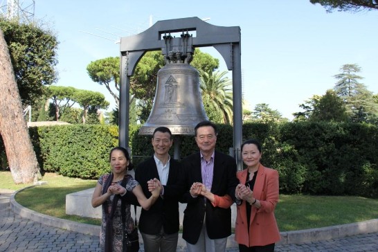 Ambassador and Mrs. Larry Wang (right) stand in front of the bell, which is a memento of the Great Jubilee of the Year 2000 with Director-general Wu Hsing-Kuo (2nd from right) and Executive Administrator Mrs. Lin Hsiu-Wei (1st from right).