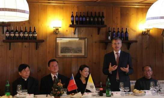 Prof. Jorge Milan speaks to the guests in his capacity of President of the Taiwan Alumni Association.