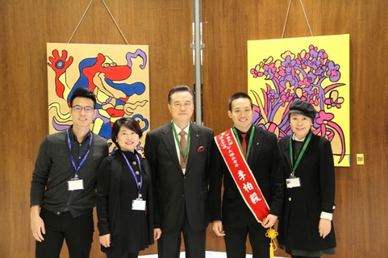Group picture in front of Leland’s paintings: Jeffery and Flora Cheng (1st and 2nd from left), Ambassador Larry Wang (middle), Leland (2nd from right) and his mother Karen (1st from right). 
