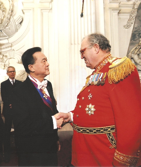 After the audience, Ambassador Larry Yu-yuan Wang shake hands with the Grand Master of the Order, Fra’ Matthew Festing.