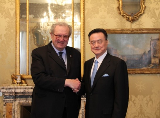 After the meeting, Ambassador Larry Yu-yuan Wang shake hands with the Grand Master of the Order, Fra’ Matthew Festing.