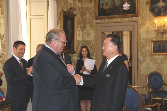 Following the donation ceremony, the Grand Master Fra’ Matthew Festing (left) shakes hands with Ambassador Larry Wang (right).
