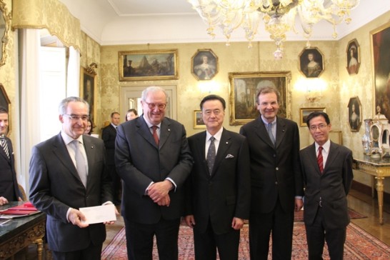 Group picture with the Grand Hospitaller H.E. Prince of Rochefoucauld-Montbel (1st from left), the Grand Master Fra’ Matthew Festing (2nd from left), Ambassador Larry Wang (middle), and the Grand Chancellor and Minister of Foreign Affairs H.E. Albert Freiherr von Boeselager (2nd from right). 