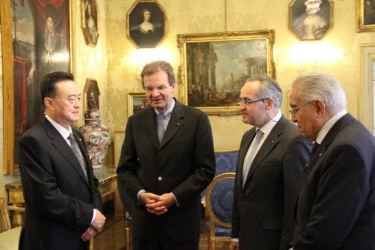 After the donation ceremony, Ambassador Larry Wang (1st from left) has a talk with the Grand Chancellor and Minister of Foreign Affairs H.E. Albert Freiherr von Boeselager (2nd from left), the Grand Hospitaller H.E. Prince of Rochefoucauld-Montbel (2nd from right), and SMOM Ambassador to the Holy See Leoncini Bartoli.