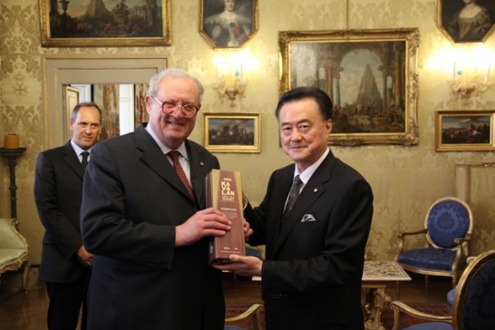 Ambassador Larry Wang (right) gives a bottle of Kavalan Whisky from Taiwan to the Grand Master Fra’ Matthew Festing (middle).