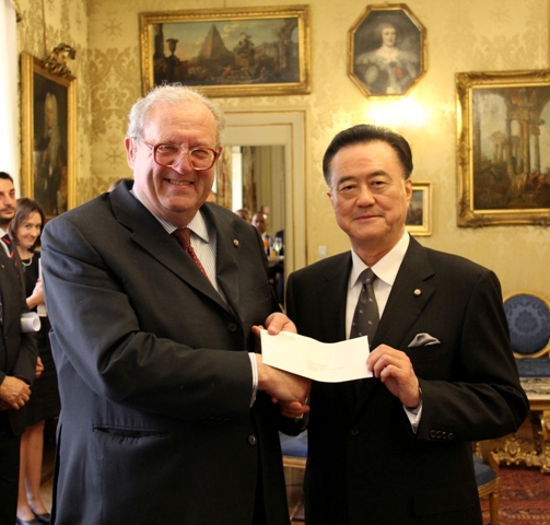 Ambassador Larry Wang (right) delivers the donation to the Grand Master of the Order of Malta Fra’ Matthew Festing (left).