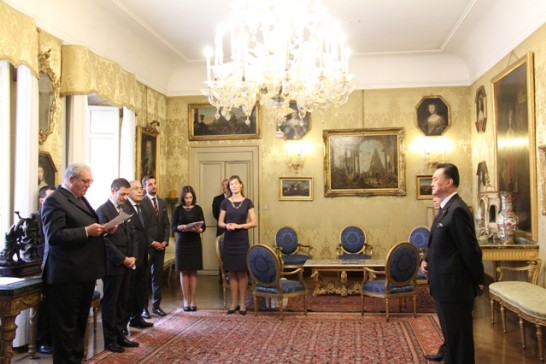 the Grand Master of the Order of Malta Fra’ Matthew Festing (left) conveys his appreciation to the ROC People and Government for the generous donation.