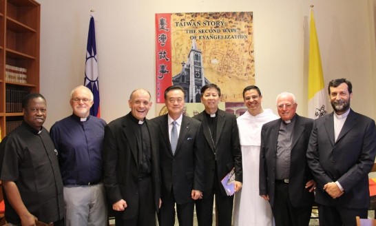 Ambassador Larry Wang (4th from left) with Archbishop Savio Hon (5th from left), Rev. Prof. Alejandro Crosthwaite (3rd from right) and other guests pose in front of the poster of the book.
