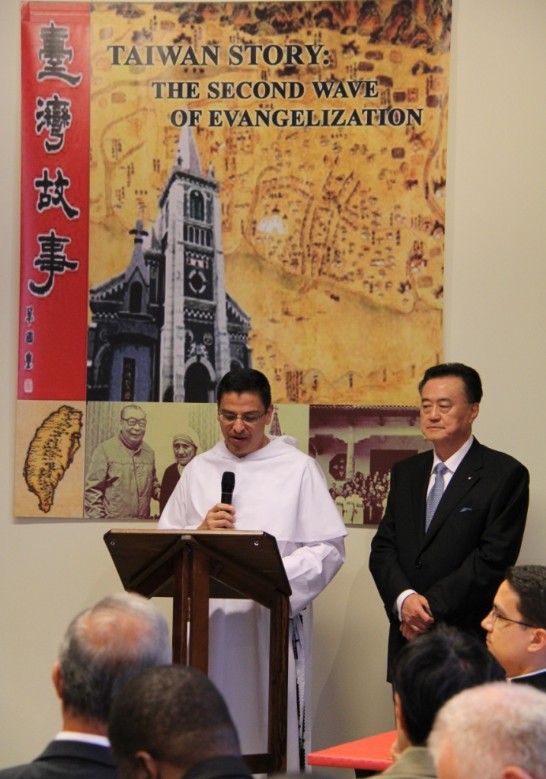 Rev. Prof. Alejandro Crosthwaite (left) thanks Ambassador Larry Wang (right) and the Government of the Republic of China for the support given both to the Conference and to the publication of the volume “The Taiwan Story.”