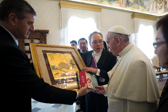 mbassador Lee presents a painting from Jesuit missionary 