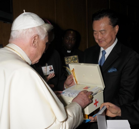 ROC Ambassador Larry Yu-yuan Wang on October 20,2009 accompanied by H.E. Archbishop Zygmunt ZIMOWSKI, Pontifical Council for Health Care Workers, presented to Pope Benedict XVI a medical kit, a small sign of solidarity and communion with the populations of the African Continent, even the most remote areas. The said medical kits are made available under the joint efforts by Pontifical Council for Health Care Workers and ROC (Taiwan) Embassy to the Holy See have been delivered to all bishops from Africa attending the Second Special Assembly for Africa of the Synod of Bishops held in the Vatican from October 4-25, 2009