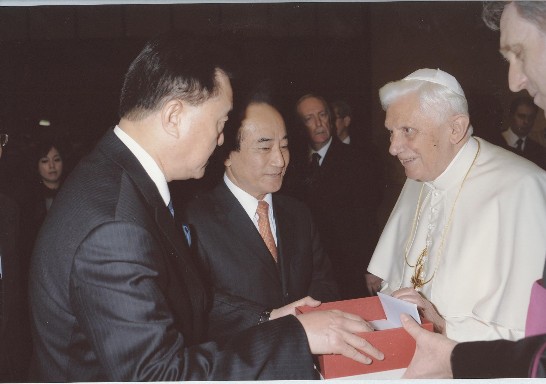 H.E. Jin-pyng Wang, President of ROC Legislative Yuan (center) accompanied by Mr. Larry Wang, ROC Ambassador to the Holy See(left) presents to Pope Benedict XVI a narcissus named “a round of self-esteem” symbolizing peace and joy.