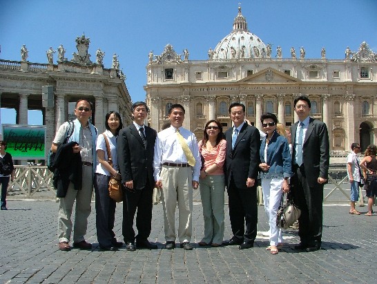 Taipei Mayor Lung Bin Hau (fourth from let) and Ms. Yong-ping Lee, Director of Cultural Affairs Department(fourth from right) , ROC Ambassador Larry Yu-yuang Wang (third from right) and Mrs. Wang (second from right) in Piazza San Pietro, the Vatican City. 