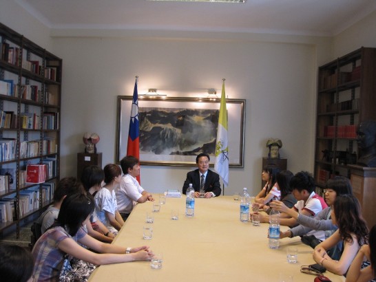 Ambassador Larry Yu-yuan Wang briefed NTNU Students on the relations between the ROC and the Holy See 