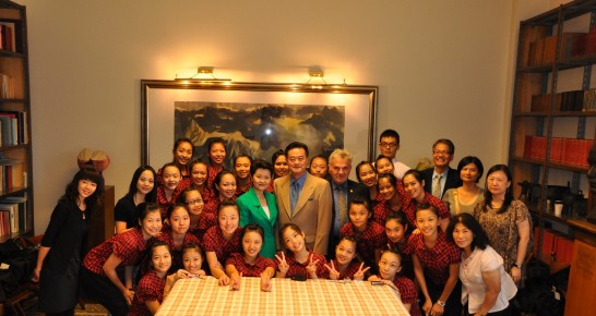 A group photo of the Lan-yan Dancers and ROC Ambassador and Mrs. Larry Wang 